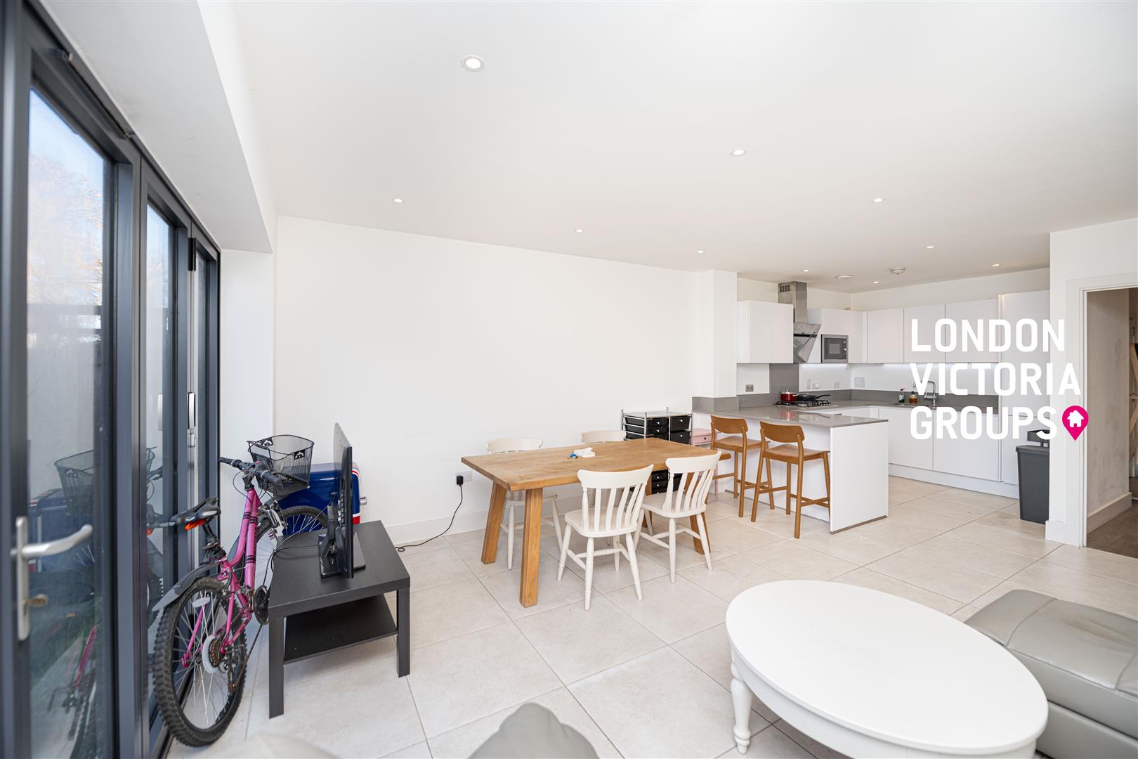 5 bed property in Pipit Drive, London
